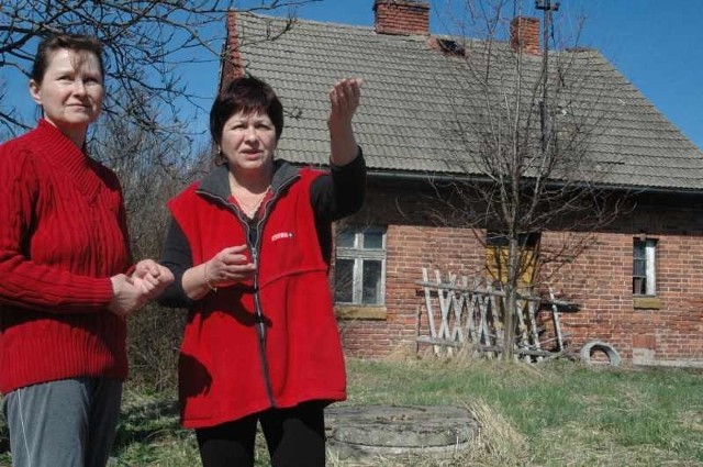 - Musimy mieszkać koło takiej rudery - skarży się Danuta Nowak (z prawej). Obok niej Hildegarda Stefan.