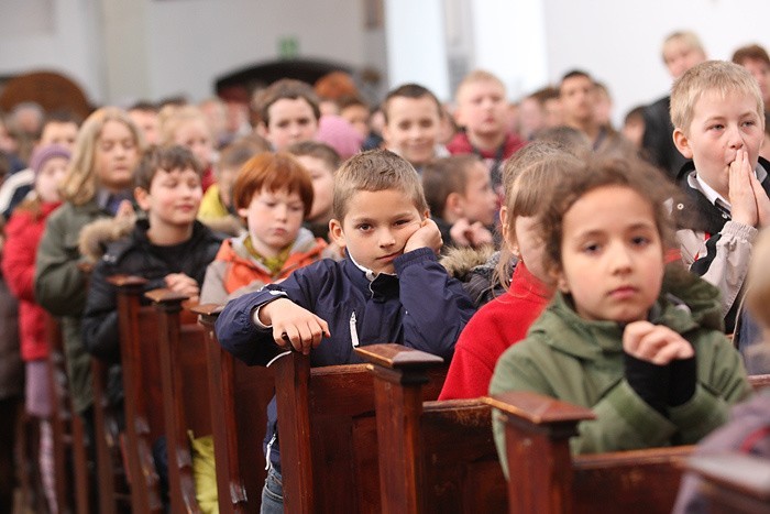 Msza świeta dla dzieci za ofiary katastrofy w Smolensku