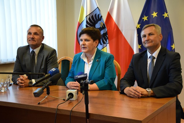 Od lewej: starosta Zbigniew Starzec, wicepremier Beata Szydło i poseł PiS Zbigniew Biernat na poniedziałkowej konferencji