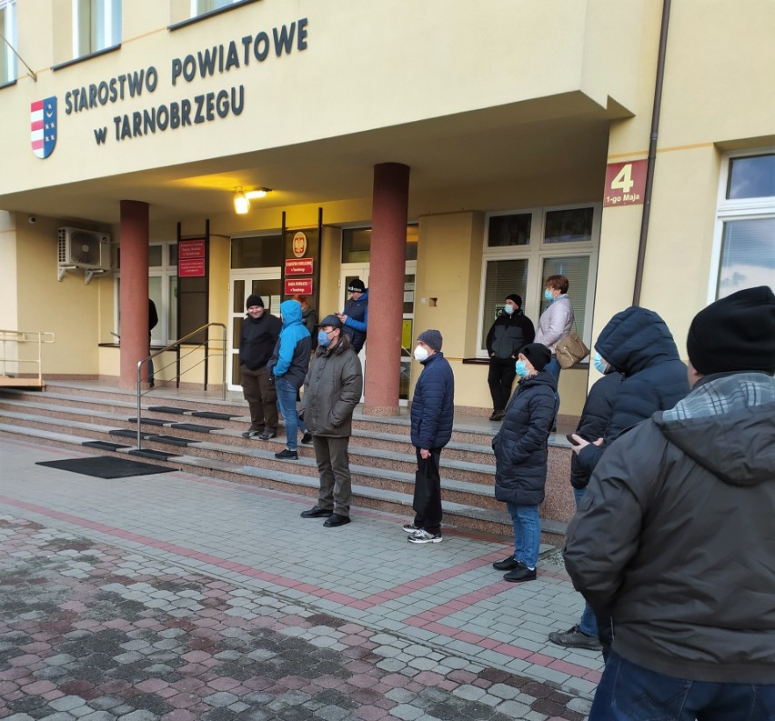 Kolejka od 4 rano przed starostwem powiatowym w Tarnobrzegu. Rejestracja samochodu to "kilkudniowa przygoda"