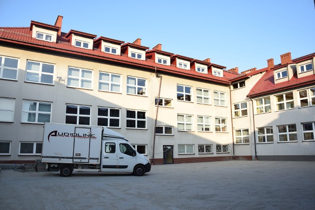 Zespół Szkół w Jerzmanowicach jest jedną z trzech placówek modernizowanych w ramach dotacji z Rządowego Funduszu Polski Ład