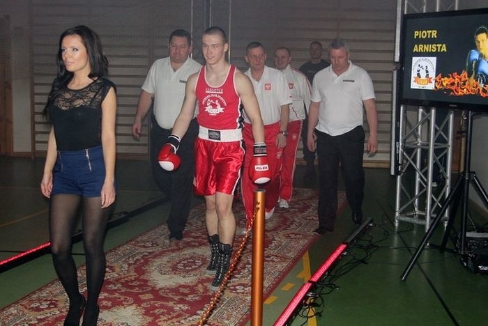 Piotr Arnista z klubu Tiger Łomża wychodzi do ringu.
