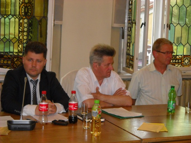 Starosta Radosław Roszkowski (z lewej) i prezes Optimy Adam Szlęzak (z prawej) na sesji miejskiej. W środku prezes PCM Andrzej Mazur. Konflikt pomiędzy udziałowcami sięgnął zenitu.