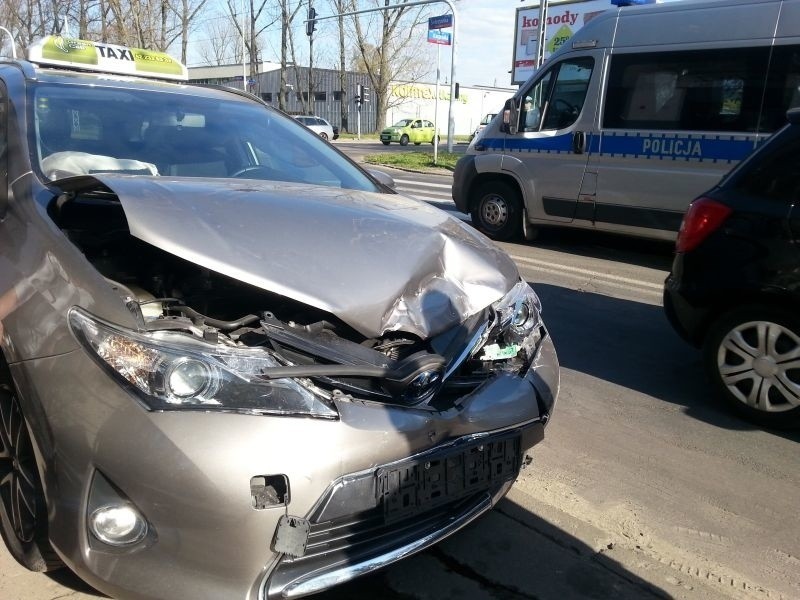Wypadek na ul. Srebrzyńskiej. 3 osoby ranne. Kobieta nie ustąpiła pierwszeństwa taksówce [zdjęcia]