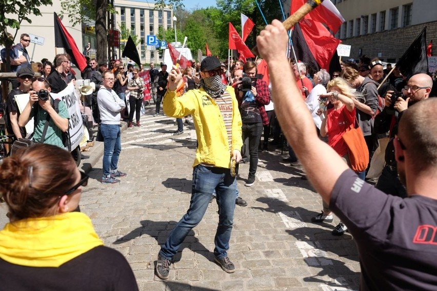 Poznań: Demonstracja przed bramą aresztu przy ul. Młyńskiej