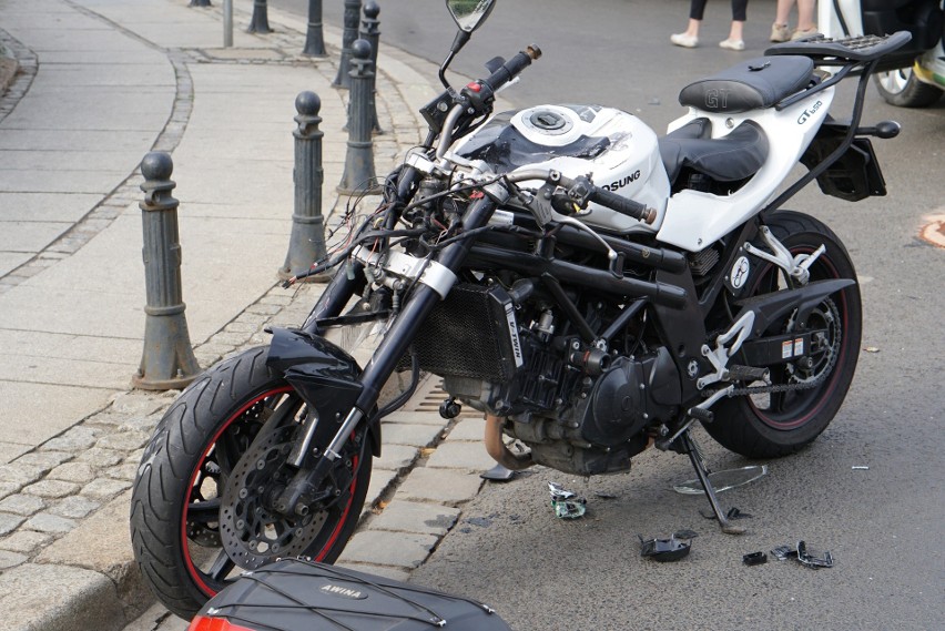 Vozilla zderzyła się z motocyklem - wypadek w centrum Wrocławia. Motocyklista w ciężkim stanie trafił do szpitala