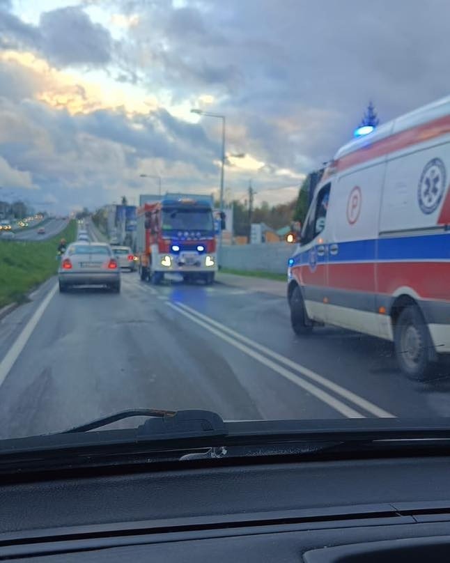 Wypadek pod Krakowem. Zderzenie dwóch samochodów na drodze serwisowej obok zakopianki