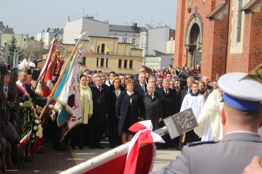 Tablicę pamiątkową ku czci ofiar katastrofy smoleńskiej...