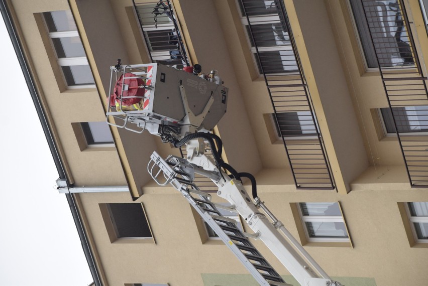 42-metrowy nowy podnośnik sieradzkich strażaków w akcji. Ćwiczenia przy wieżowcu ZDJĘCIA