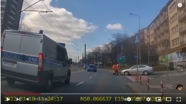 Potrącenie rowerzysty na oczach policji