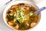 Tradycyjna zupa miso na obiad. Wypróbuj przepis na posiłek w azjatyckim stylu. Danie poleca blogerka Plate by Kate