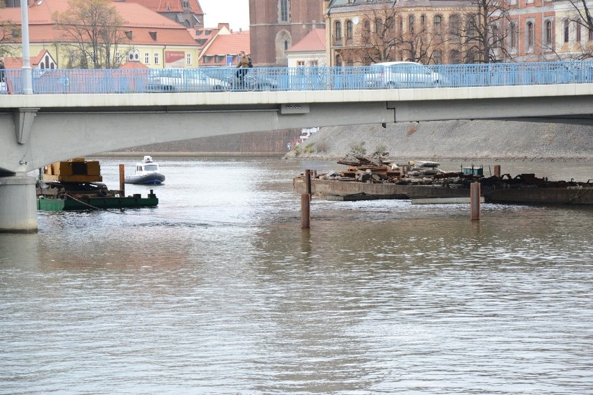 Wrocław: Bomba pod mostem Pokoju. Miała 75 kg (ZDJĘCIA)