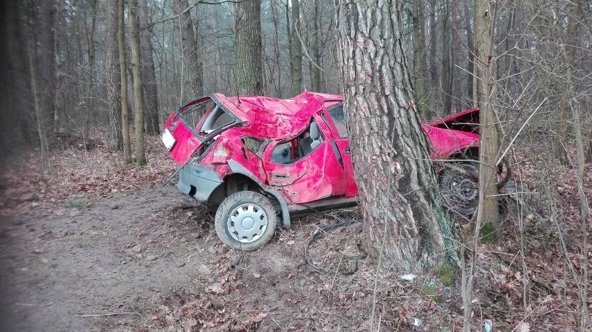 Niemyje. Tragiczny wypadek. Opel uderzył w drzewo. 22-latek nie żyje