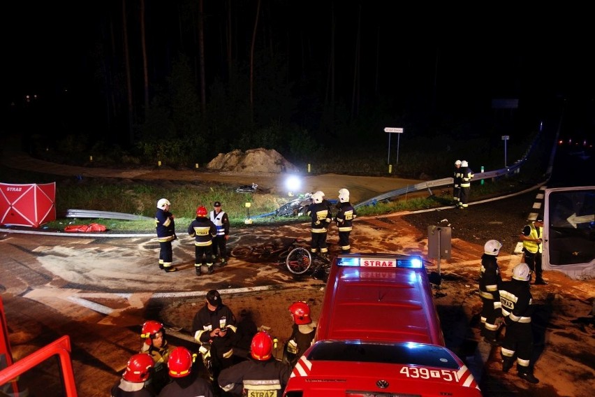 Kolejna tragedia na skrzyżowaniu krajowych tras numer 74 i 42 w powiecie koneckim. Zginęły dwie osoby