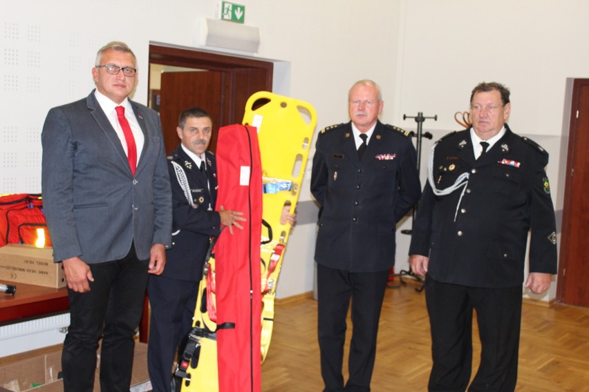 Wczoraj przekazano sprzęt strażakom OSP z gminy Sadki