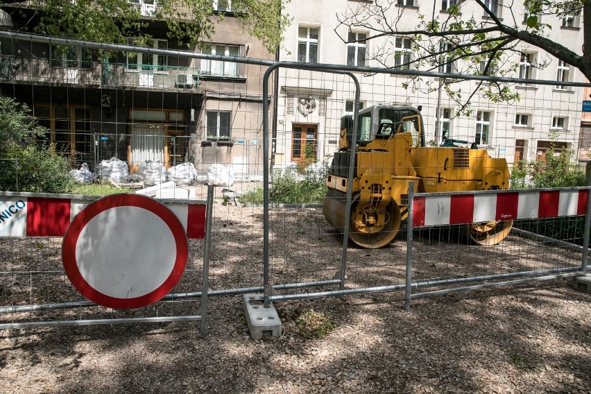 Kraków. Kolejne opóźnienie w przebudowie placu Biskupiego. Tym razem pojawiły się problemy związane z pandemią koronawirusa [ZDJĘCIA] 29.05