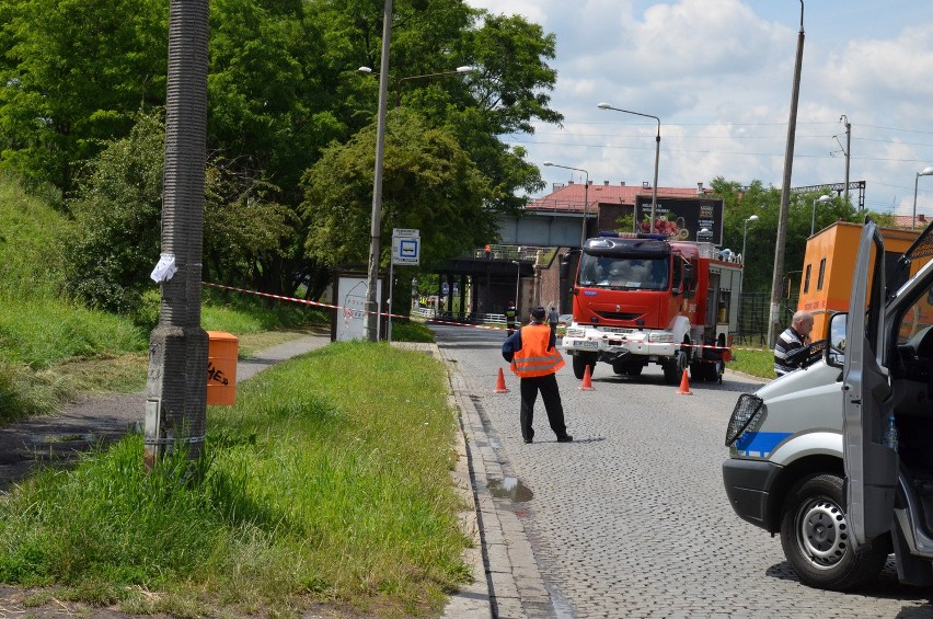Wrocław: Wyciek gazu na Kruczej. Traktor koszący trawę skosił też zawór... (FILM, ZDJĘCIA)