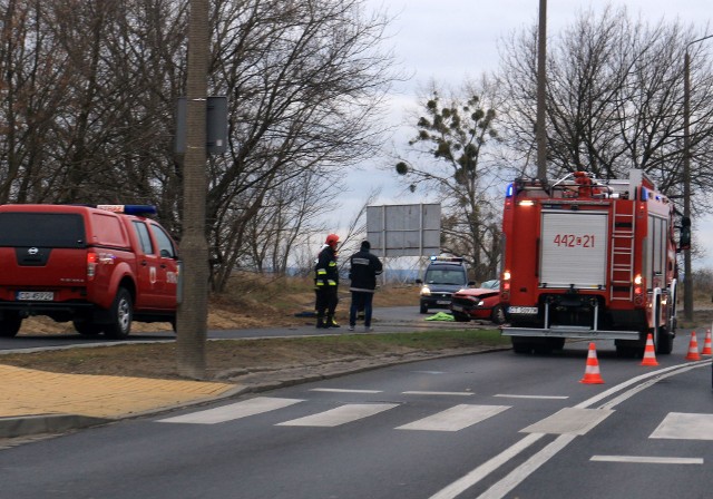 VW passat uderzył w latarnię na ul. Kalinkowej w Grudziądzu. Przejazd ulicą jest utrudniony.