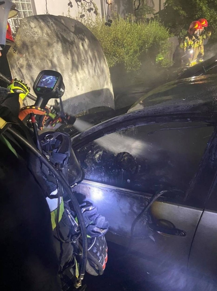 Pożar trzech samochodów w Wejherowie 27.07.2021 r. Sprawą zajmuje się policja