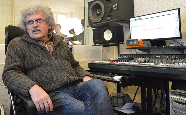 Zbigniew Adamczak w studiu Polysound podczas realizacji najnowszej płyty metalowego zespołu Syndrom
