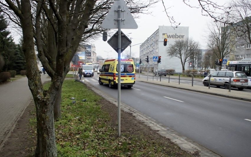 73-latek potrącony na przejściu dla pieszych. Mężczyzna trafił do szpitala