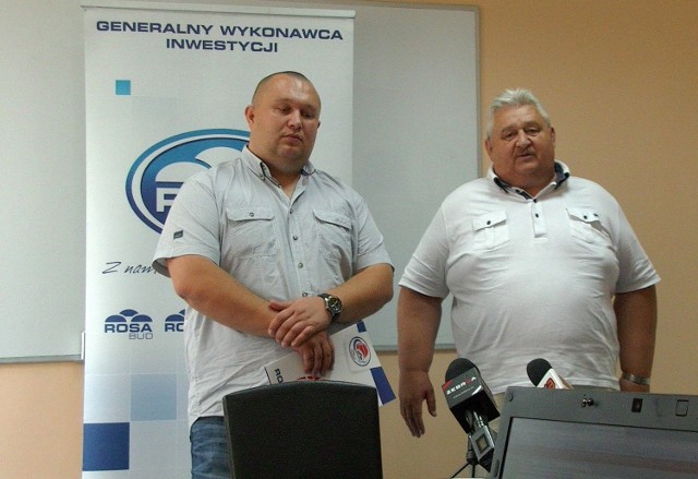 Prezes Przemysław Saczywko (z lewej) oraz właściciel klubu, Roman Saczywko, są przekonani, że gra w europejskich pucharach to duża szansa na rozwój koszykówki w Radomiu