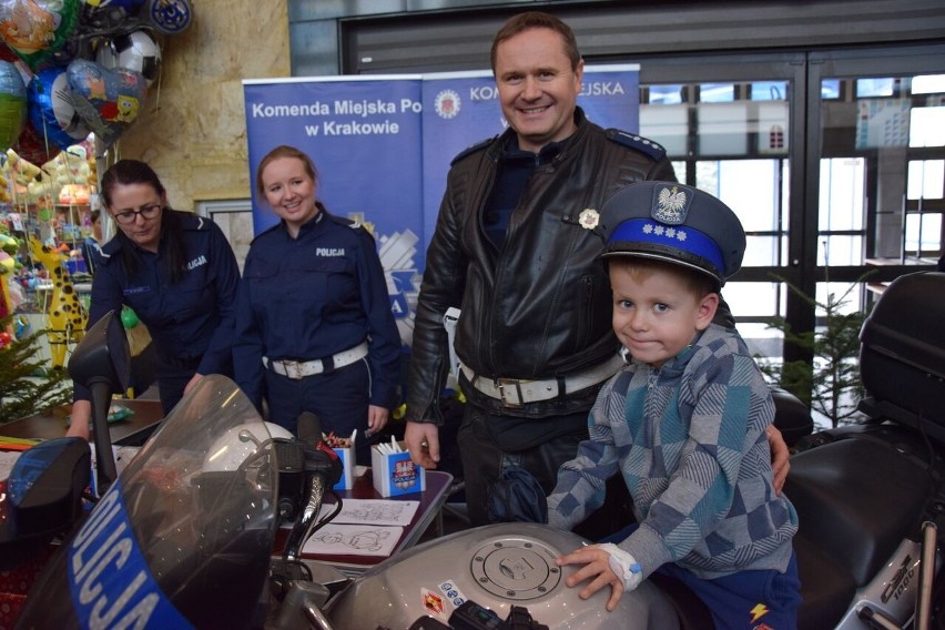 Święty Mikołaj wspólnie z policjantami odwiedził dzieci w krakowskich szpitalach