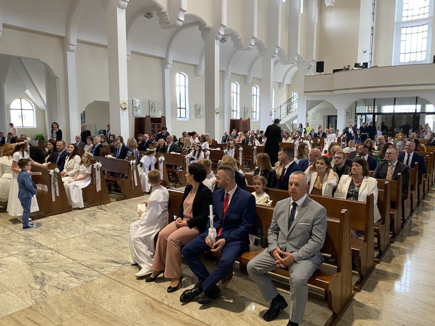 Ostrołęka. Komunia we Franciszku, 21.05.2022. Uroczystość Pierwszej Komunii Świętej w kościele pw. św. Franciszka z Asyżu. Zdjęcia dwóch tur