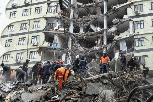 Ratownicy przeszukują ruiny budynku w tureckim Diyarbakir