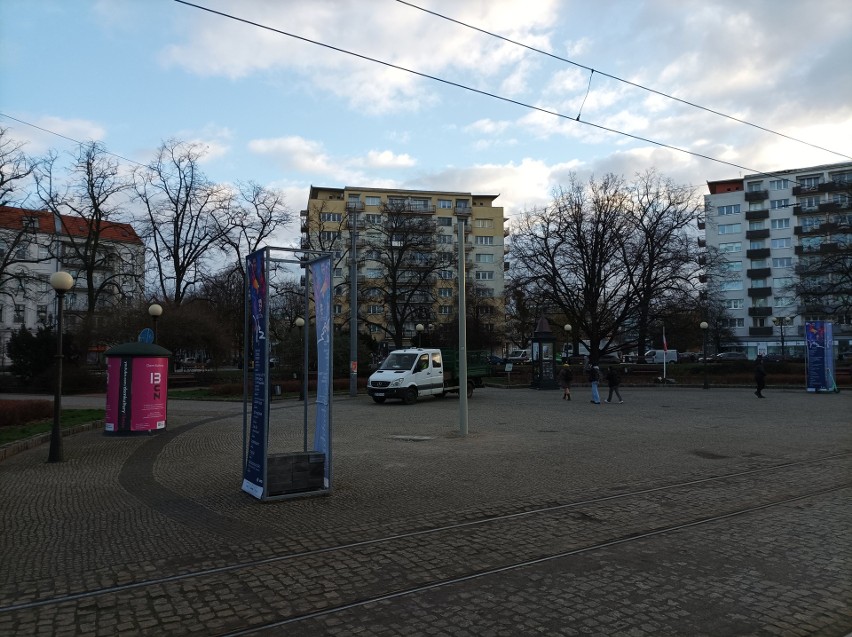 Metalowy słup stanął na środku placu Grunwaldzkiego....