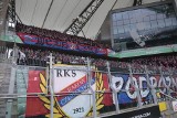 PKO Ekstraklasa. Kibice Rakowa Częstochowa na meczu z Legią w Warszawie. Wypełnili sektor gości