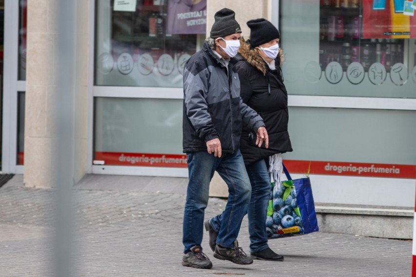 Na koniec maja zdejmujemy maseczki. Jaka była ich skuteczność? Zapytaliśmy specjalistów i mieszkańców (ZDJĘCIA)