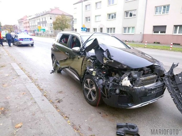 Zderzenie koparki i peugeota w Opolu.