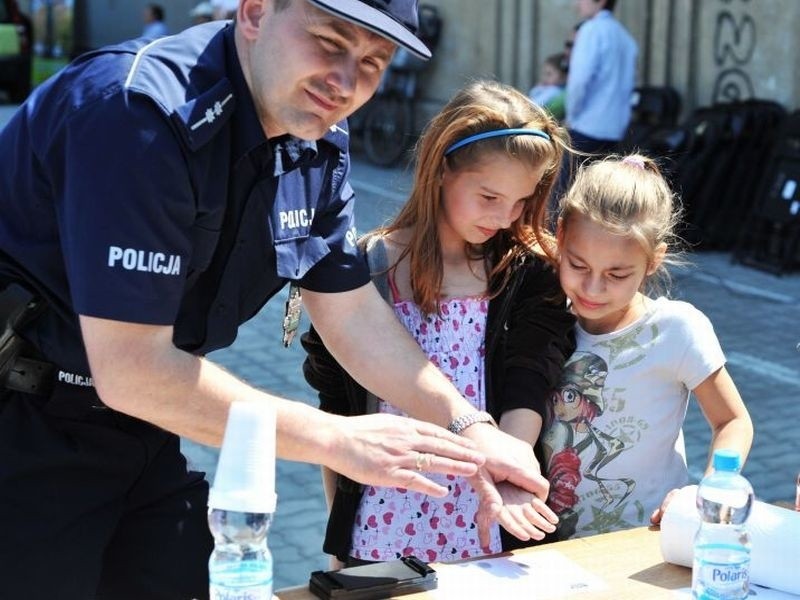 Policja nawet od dzieci brała odciski palców