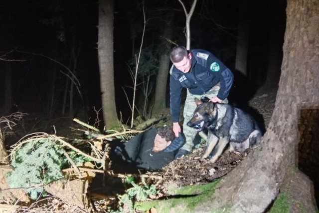 Funkcjonariusze i ratownicy szkolili się z poszukiwania osób zaginionych w terenie.