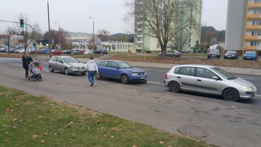Do stłuczki doszło w okolicy skrzyżowania ulic Twardzickiego...