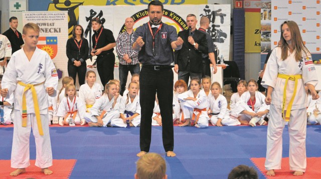 Olgierd Kozielski i Oliwia Małecka podczas prezentacji zasad walki sportowej karate. Pokaz prowadził sędzia - sensei Paweł Orysiak 3 dan z Konstancina Jeziornej, który jest trenerem kadry narodowej juniorów. W sumie w turnieju rywalizowało ponad 270 zawodników. 