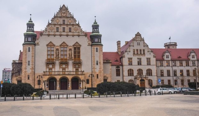 Sześć kierunków studiów oferowanych przez poznański Uniwersytet im. Adama Mickiewicza okazało się najlepszych w rankingu Perspektywy 2018.Ranking uwzględnia siedem kryteriów - między innymi prestiż, absolwentów na rynku pracy, potencjał akademicki, efektywność naukową, potencjał dydaktyczny, innowacyjność.Oto najlepsze kierunki w Polsce. Przejdź dalej --->