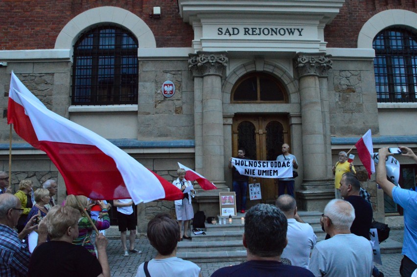 Myślenice. Zapłonęło "światełko dla sądów" [ZDJĘCIA]