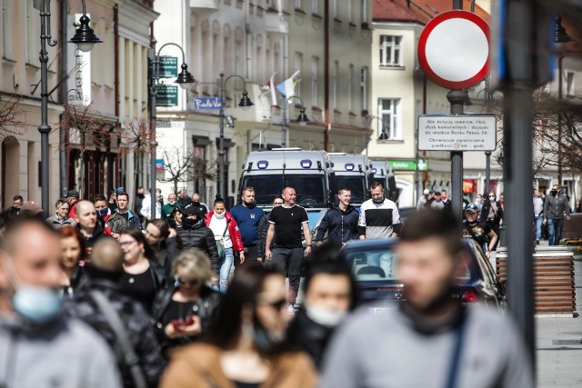 Pod hasłem "Polaku, dawaj z nami!" dziesiątki osób przeszły dziś ulicami Rzeszowa w proteście przeciwko obostrzeniom związanym z pandemią koronawirusa.