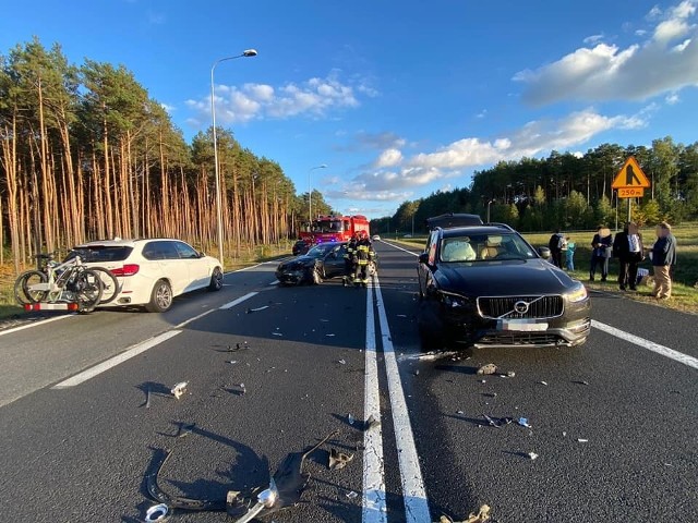 Na S10, na wysokości Małej Nieszawki, zderzyły się dwie osobówki. Na szczęście nikt mocno nie ucierpiał.