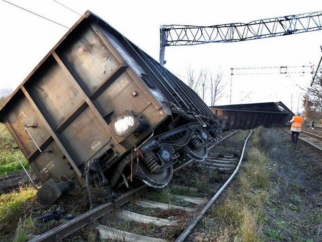 W minioną środę  w Daleszewie wykoleił się pociąg.  Pociągi na tory wrócą dopiero w środę.