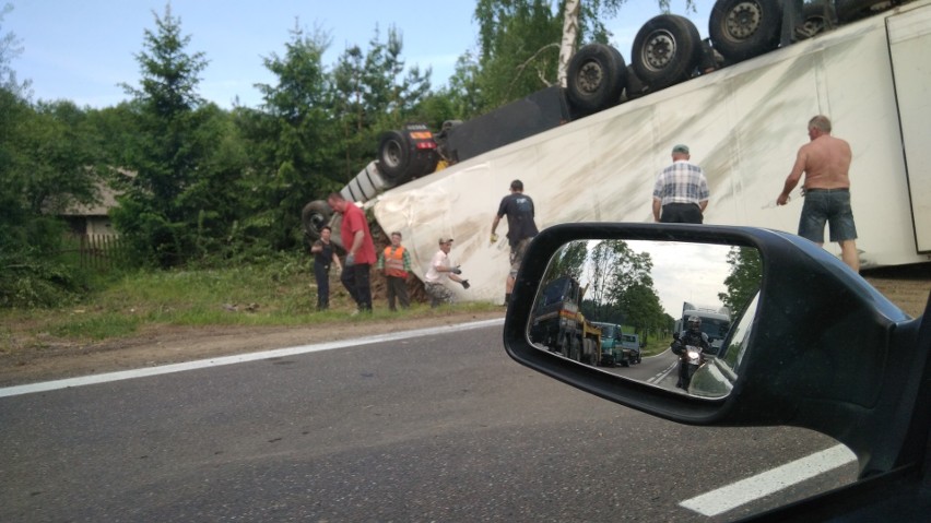 Krukowszczyzna. Wypadek  ciężarówkizablokował DK8