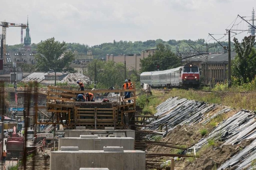 Kraków. Kolejarze instalują nowe tory, więc pociągi znów nie kursują