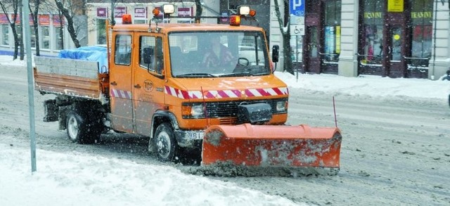 W czwartek większość białostockich ulic była już przejezdna. Nadal jednak było trudno przejść niektórymi chodnikami.