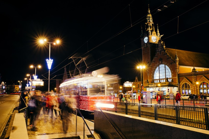 Świąteczny tramwaj przyozdobiony setkami lampek choinkowych!