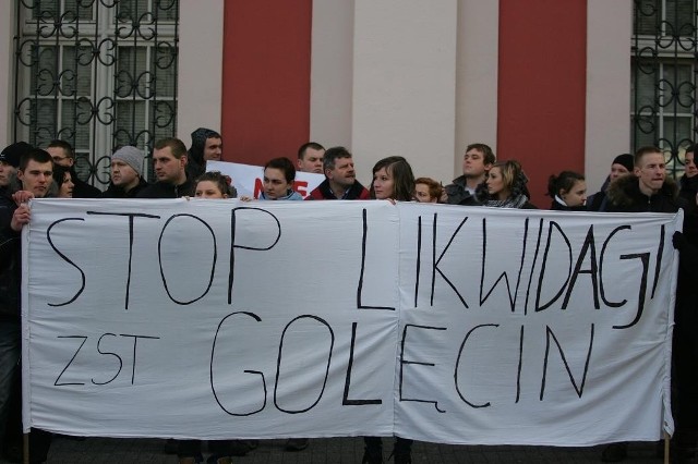 Przeciwko likwidacji szkoły na Golęcinie na Placu Kolegiackim w czwartek głośno protestowali nauczyciele i uczniowie