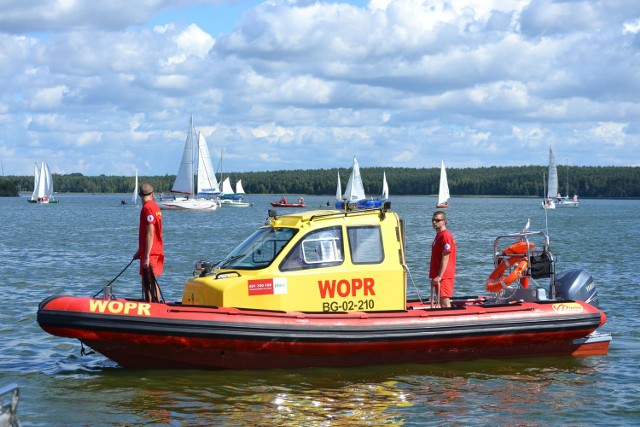 Po Zalewie Koronowskim z silnikami o większej mocy mogą tylko pływać łodzie ratunkowe: OSP ze 115-konnym silnikiem marki Honda i WOPR (na zdjęciu) - z 200-konnym silnikiem Yamaha