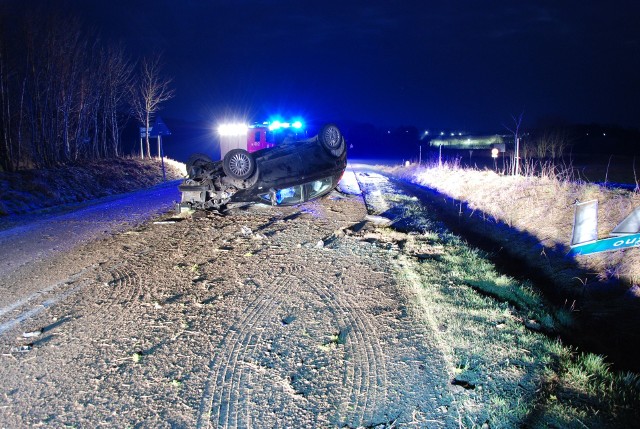 Wypadek niedaleko Sierzna. Kierowca fiata dachował, był nietrzeźwy