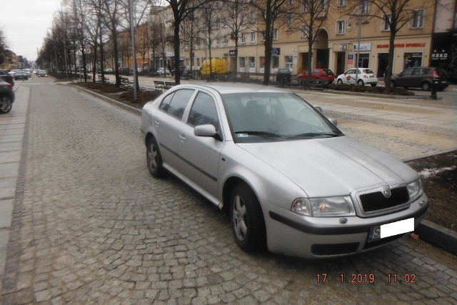 Kierowca zapomniał wrzucić bieg i zaciągnąć ręczny. Auto wytoczyło się z parkingu